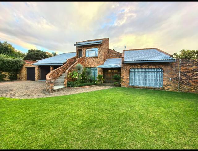 5 BEDROOM HOUSE FOR SALE IN VAALPARK